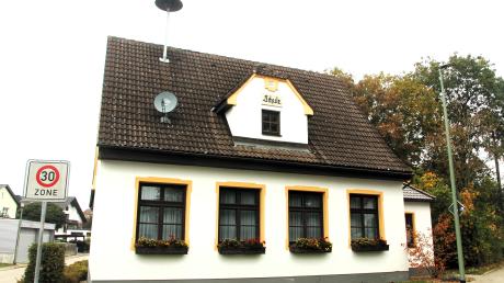 Die alte Schule in Biberberg dient als Feuerwehrgerätehaus. Außerdem befinden sich ein Versammlungsraum und ein Jugendraum in dem Gebäude.