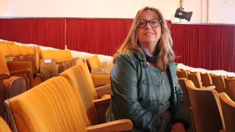 Andrea Höchstötter stellt jedes Jahr ein umfangreiches Programm für das Lauinger Stadeltheater auf die Beine. Für ihr Engagement wird sie nun mit der Silberdistel ausgezeichnet.