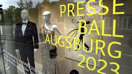 Das Modehaus Jung in Augsburg ist Partner des Presseballs 2023. In einem eigenen Schaufenster werden die Trends für dieses Jahr gezeigt.                                  