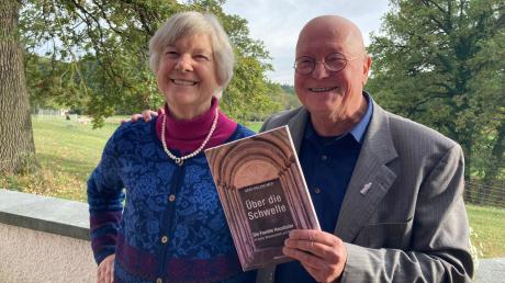 Renate Haushofer und Gerd Holzheimer stellten auf dem Hartschimmelhof bei Fischen das Buch "Über die Schwelle" über die Künstler-, Professoren- und Politikerfamilie Haushofer vor.