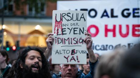 In Spanien wird auf einem Plakat der Rücktritt der EU-Kommissionspräsidentin gefordert. 