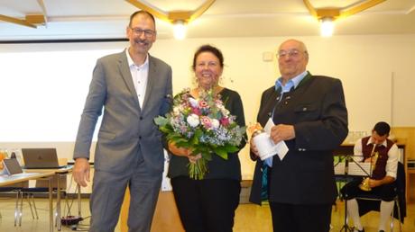 Mit Blumen und einem Präsent bedankte sich Bürgermeister Mathias Stölzle bei Marianne Schreiber-Mareis und dem Gemeindearchivpfleger Lothar Mareis.