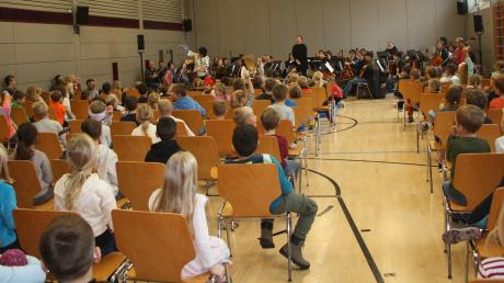 Die Untermeitinger Grundschüler lernten durch aktives Zuhören die Musik und die Instrumente zum Werk "Der Zauberlehrling" vom Orchester des Staatstheaters Augsburg kennen.