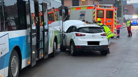 Mit einem Bus ist ein Auto am Donnerstagabend in Petersdorf zusammengestoßen. Verletzt wurde niemand.