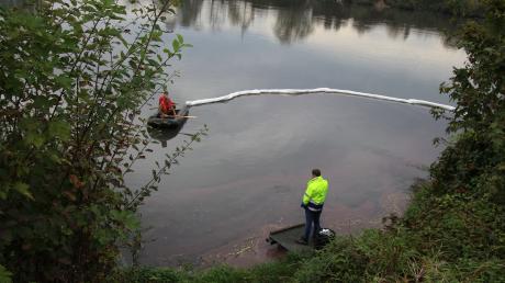Mit einer schwimmenden Ölsperre konnte die Feuerwehr Altenstadt ein weiteres Ausbreiten der unbekannten Substanz auf dem Baggersee bei Herrenstetten verhindern.  