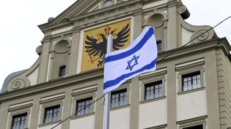 Die Israelische Fahne hängt mittlerweile nicht mehr auf dem Augsburger Rathausplatz, nachdem sie mehrmals abgerissen wurde.