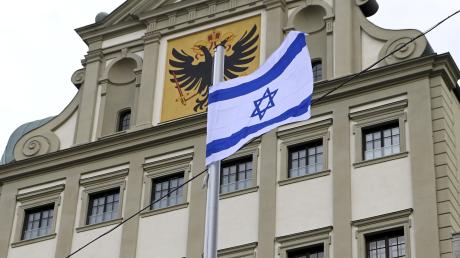 Nach dem Volkstrauertag werden die israelische und ukrainische Fahne abgehängt.                                        