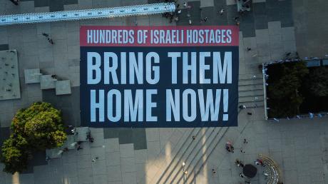 Auf einem Banner wird die Freilassung der Hamas-Geiseln gefordert.