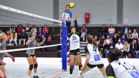 Zuspielerin Nadine Kulig (Mitte) und ihre Teamkameradinnen streckten sich vergeblich: Gegen den TSV Eibelstadt kassierten die Volleyballerinnen der DJK Augsburg-Hochzoll ihre erste Saisonniederlage.  