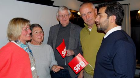 Die SPD, in der Mitte der Kreisvorsitzende Werner Widuckel, will die Konflikte im Neuburger Ortsverein beilegen. Bei den Gesprächen waren der OV-Vorsitzende Waheed Niaz (rechts) und Stadtrat Ralph Bartoschek (2.v.r.) anwesend.