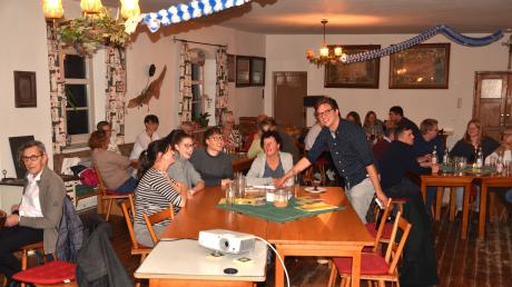 Beim Kneipenquiz in Roggenburg wurde am Samstagabend gespeist und gerätselt. ILE-Regionalmanager Andreas Probst (stehend) übernahm die Rolle des Quizmanagers. 