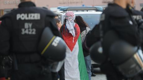 Rund 100 Demonstranten - teils in palästinensische Fahnen gehüllt - versammelten sich am Sonntagnachmittag trotz Verbots auf dem Rathausplatz. 