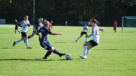 Laura Matzka (blau) und der Loppenhausen trennten sich 0:0 von Schwaben Augsburg.
