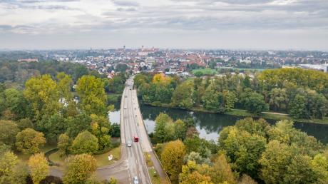 Die Dillinger Donaubrücke muss ab Montag, 30. Oktober, wegen einer notwendigen Sanierung für etwa zwei Wochen gesperrt werden. 