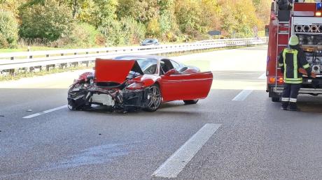Nach einem Unfall nahe Donauwörth hatte ein Ferrari Totalschaden.