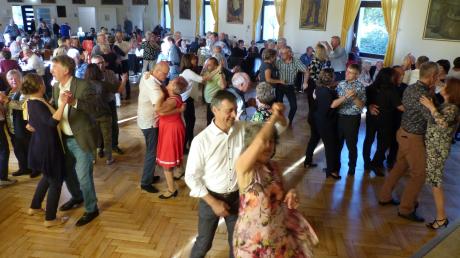 Beim ersten Meitinger Tanzcafé in der Gemeindehalle gingen über 200 Tänzerinnen und Tänzer zwischen 30 und 80 Jahren gemeinsam ihrer Tanzleidenschaft nach.