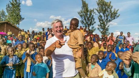 Stiftungsgründer Reiner Meutsch bei einem Schulbesuch in Ruanda. Er wird bei der Live-Show in Thierhaupten von seinen Eindrücken berichten.