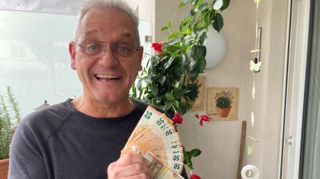 Der 61-jährige Fernando Heidel aus Thannhausen freute sich riesig über seinen 1000-Euro-Gewinn aus unserem Bilderrätsel, von dem er kurz nach Feierabend am Montag erfahren hatte.