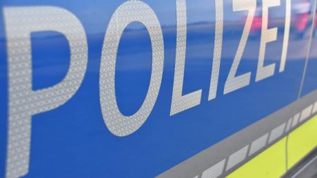 Die Polizei meldet einen Unfall von der Kreisstraße bei Wemding.