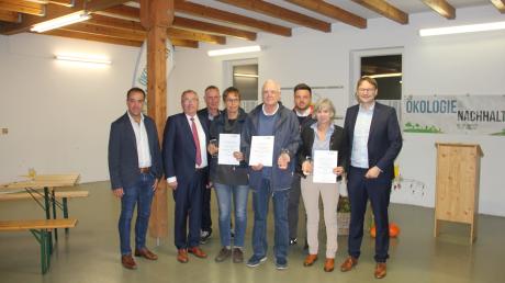 Den Gewinnern des Naturschutzpreises Heike Hoedt von Foodsharing.de (Personen mit Urkunde von links), Roland Däubler, und Elfriede Schmid vom Kleintierzuchtverein Münsterhausen, wurde gratuliert. 