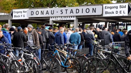 Wenn der SSV Ulm 1846 Fußball am Sonntagabend auf den SSV Jahn Regensburg trifft, werden die Fans wieder ins Donaustadion strömen. Laut Verein gibt es nur noch wenige Restkarten, die Tageskassen bleiben am Spieltag selbst geschlossen