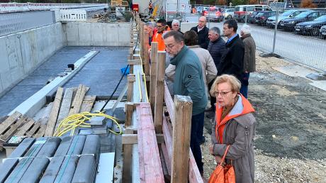 Bei der Besichtigung des barrierefreien Bahnhofs durch den Höchstädter Stadtrat im Oktober waren auch interessierte Bürger dabei. Aktuell wird viel gebaut in der Donaustadt. 