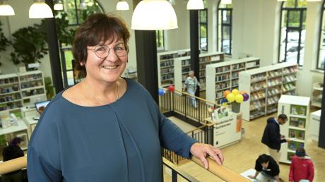 Regine Hart ist Leiterin der Stadtteilbücherei in Kriegshaber. Die Einrichtung ist jetzt zehn Jahre alt geworden.                                  