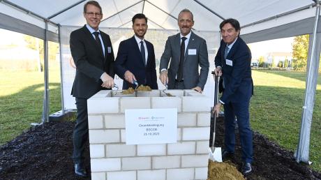 Den Grundstein für zwei neue Produktionshallen der  Brembo SGL Carbon Ceramic Brakes in Meitingne legten   Martin Gruhlke, Florian Hofner, Nicola Frambrosi und Roberto Vavassori. 