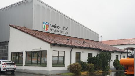 Das Büro des Kreisbauhofs an der Industriestraße im Gewerbepark Ecknach (vorne) wird abgerissen und durch einen dreistöckigen Anbau ersetzt.