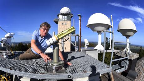 Wolfgang Steinbrecht auf der Dachplattform des Observatoriums. Der "Golfball" ist das Markenzeichen der Wetterstation. Er enthält ein Radar, das das Wetter in 200 Kilometern Umkreis scannt.