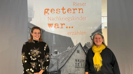 Eine neue Ausstellung ist ab Sonntag im Oettinger Heimatmuseum zu sehen. Unser Bild zeigt links Studentin  Lara Berger und rechts Museumsleiterin Barbara Heinrich.