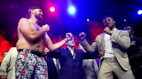 Der "Battle of the Baddest": Tyson Fury (l), Boxer aus Großbritannien, und Francis Ngannou (r), Kampfsportler aus Frankreich, stehen sich am Samstagabend gegenüber.
