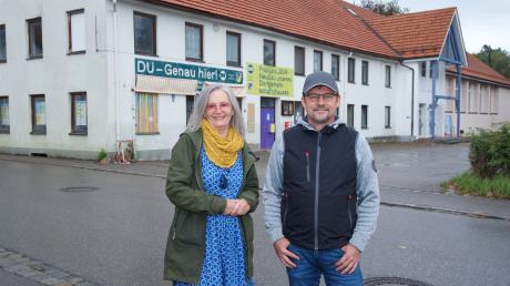 Bürgermeister Alexander Enthofer und Gemeinderätin Eleonore Mühlberg stehen vor dem alten Gemeindehaus "Alter Goggl" in Unterdießen.