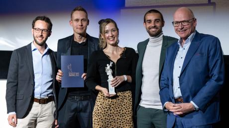 Axel Hechelmann, Timian Hopf, Christiane Zaunitzer und Manuel Andre werden von Stefan Hilscher (von links) mit dem bayerischen Printpreis ausgezeichnet.