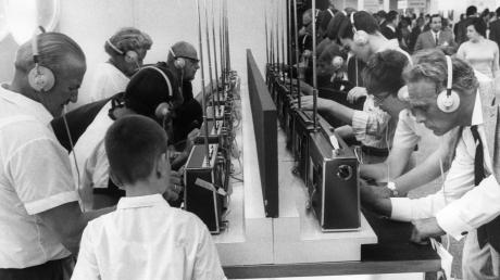Hochbetrieb an einem Stand für tragbare Radiogeräte auf der 25. Großen Deutschen Funkausstellung am 25. August 1967 in Berlin.
