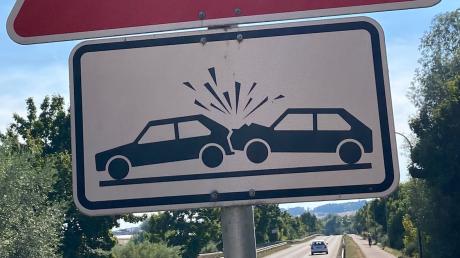 Beim Einfahren in den Kreisverkehr beim Skyline Park hat ein Autofahrer die Vorfahrt missachtet. (Symbolbild)