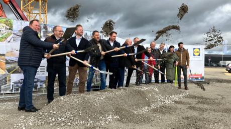Bau-Beteiligte und Vertreter der Stadt haben am Freitag die Bauarbeiten für einen neuen Lidl im Dillinger Norden eröffnet. 