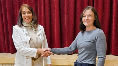 Schwiftings Bürgermeisterin Heike Schappele gratuliert ihrer neuen Stellvertreterin Melanie Kössel.