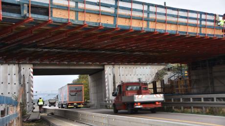 Weil die Verschalung der neuen Bahnbrücke im Bereich der B25 zwischen Donauwörth und Ebermergen abgenommen wird, muss die Bundesstraße für eine Woche komplett gesperrt werden.