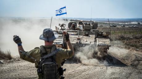 Israelische Kampffahrzeuge und Panzer sind in der Nähe der Grenze zwischen Israel und Gaza im Einsatz.  