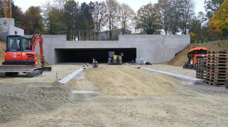 Die Parkplätze in der Tiefgarage an der Oberhausener Schule werden noch in diesem Jahr fertiggestellt.
