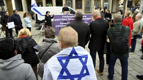 Rund 300 Menschen waren am Freitagabend zu einer Solidaritätskundgebung für Israel an den Augsburger Königsplatz gekommen.       