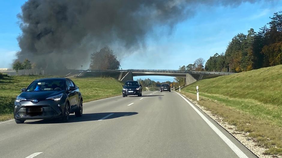 Un remolque frigorífico se incendió en la autopista A8, cerca de Adelsried.