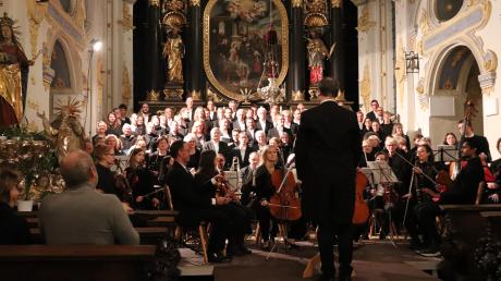Die Aufführung des Mozart Requiems in Niederschönenfeld wurde zu einem fulminanten musikalischen Erlebnis und zu einer beeindruckenden Gemeinschaftsleistung.