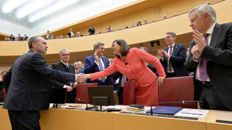 Freie-Wähler-Chef Hubert Aiwanger gratuliert Ilse Aigner zur Wiederwahl als Landtagspräsidentin. Geeint müssen die Parteien nun auch gegen die AfD vorgehen.