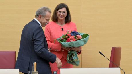Wurde als Landtagspräsidentin bestätigt: lse Aigner bekommt nach ihrer Wiederwahl ihren Platz von Alterspräsident Paul Knoblach überlassen.