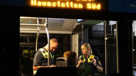 Ein Busfahrer hat die Polizei wegen einer orientierungslosen, älteren Dame gerufen. Die Beamten Alexander Feldkirchner und Annika Seipt helfen. Auch solche Fälle gehören zum Streifendienst.