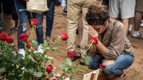 Eine Frau weint am Grab einer Frau, die am 7. Oktober im Kibbuz Be'eri nahe der Grenze zum Gazastreifen von islamistischen Hamas-Kämpfern getötet wurde.