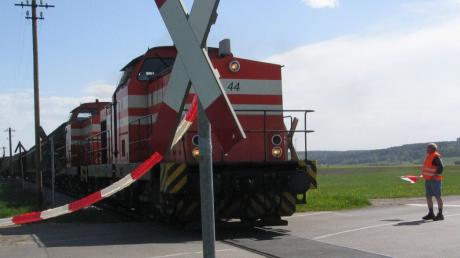 Seit über zehn Jahren wird der Bahnübergang bei Leeder bei
einer Zugdurchfahrt mit einem Absperrband gesichert. Die Aufnahme entstand
im Jahr 2012, als die Strecke noch durch die Augsburger Localbahn bedient
worden war.