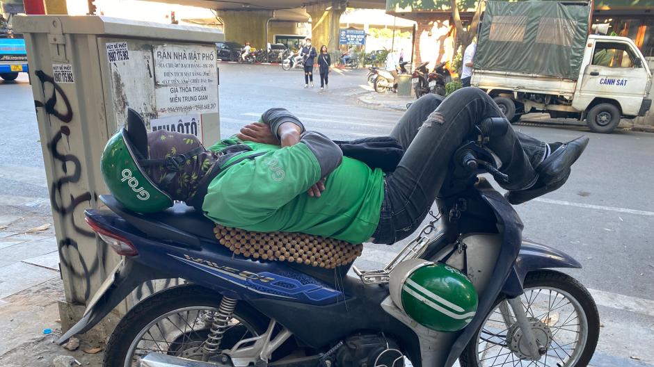 En Vietnam puedes transportar todo en scooters e incluso dormir en ellos.